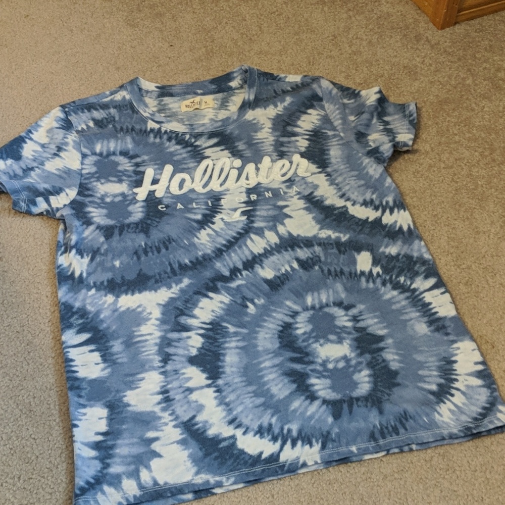Super cute tye dye Hollister shirt in great shape